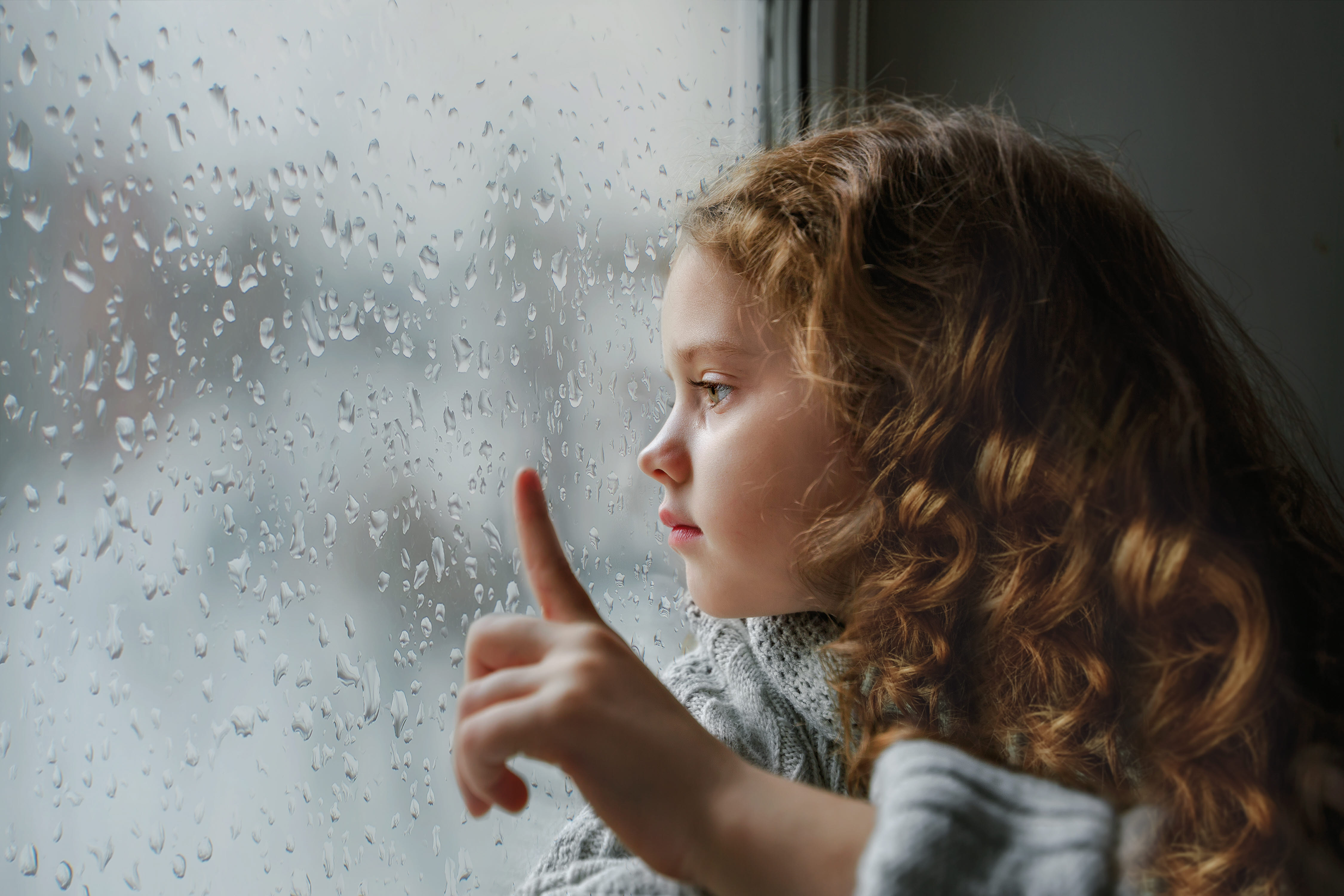 Rain looking. Ребенок у окна дождь. Девочка за окном. Девушка за окном дождь. Ребёнок за дождливым стеклом.